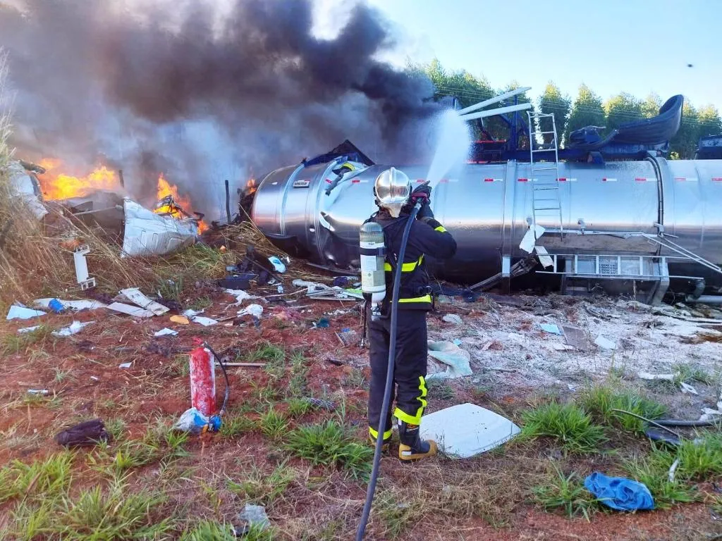 Incêndio é contido após colisão fatal entre carretas na focus_keyword