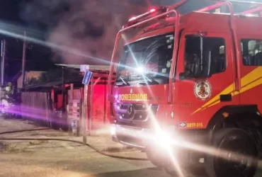 Bombeiros contêm incêndio suspeito em residência e evitam maiores danos