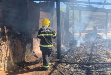 Incêndio mobiliza bombeiros para conter fogo em fábrica