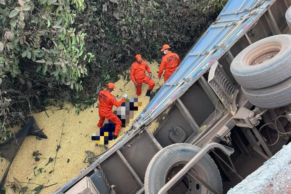 Bombeiros resgatam corpo após queda de carreta em ponte