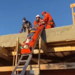 Bombeiros realizam resgate com técnica especializada após queda