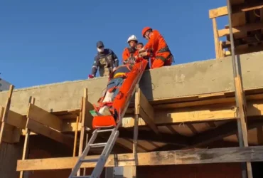 Bombeiros realizam resgate com técnica especializada após queda