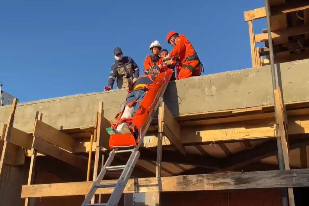 Bombeiros realizam resgate com técnica especializada após queda