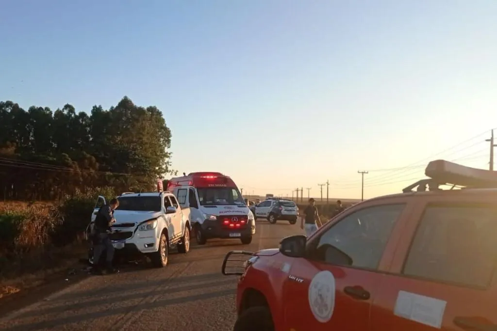 Bombeiros atendem vítimas em grave colisão