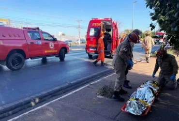 Bombeiros socorrem vítimas após colisão de carro com poste em Cuiabá