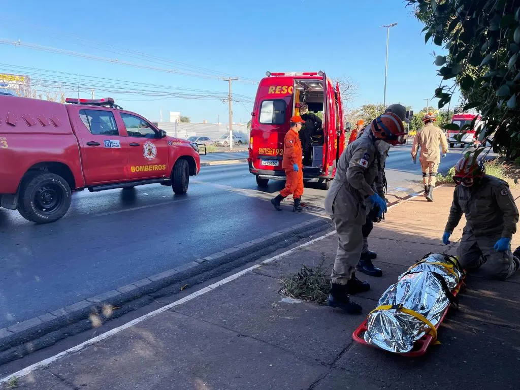 Bombeiros socorrem vítimas após colisão de carro com poste em Cuiabá