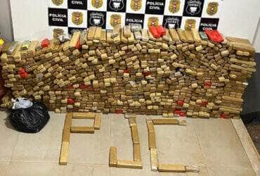 Drogas estavam escondidas em barris em uma chácara usada como depósito e “tribunal do crime”; uma mulher está foragida