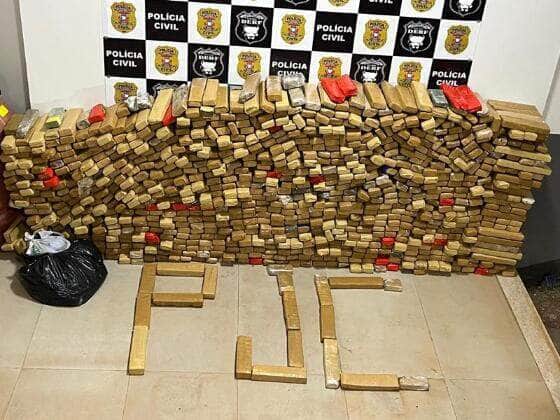 Drogas estavam escondidas em barris em uma chácara usada como depósito e “tribunal do crime”; uma mulher está foragida