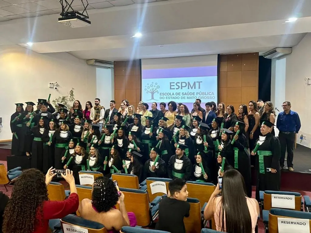 Escola qualifica 43 técnicos em enfermagem em Mato Grosso