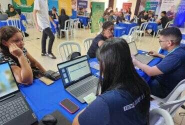 Evento promovido pelo IEL MT reúne grandes indústrias na unidade do Senai e oferece salários de até R$ 3 mil; candidatos podem ser contratados no local
