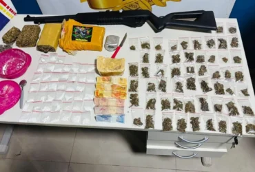 Polícia prende homem com 100 porções de drogas em flagrante durante patrulha