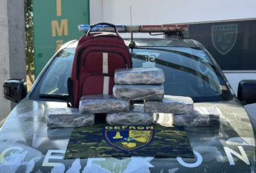 Estudante é flagrado com droga em ônibus escolar durante operação do Gefron