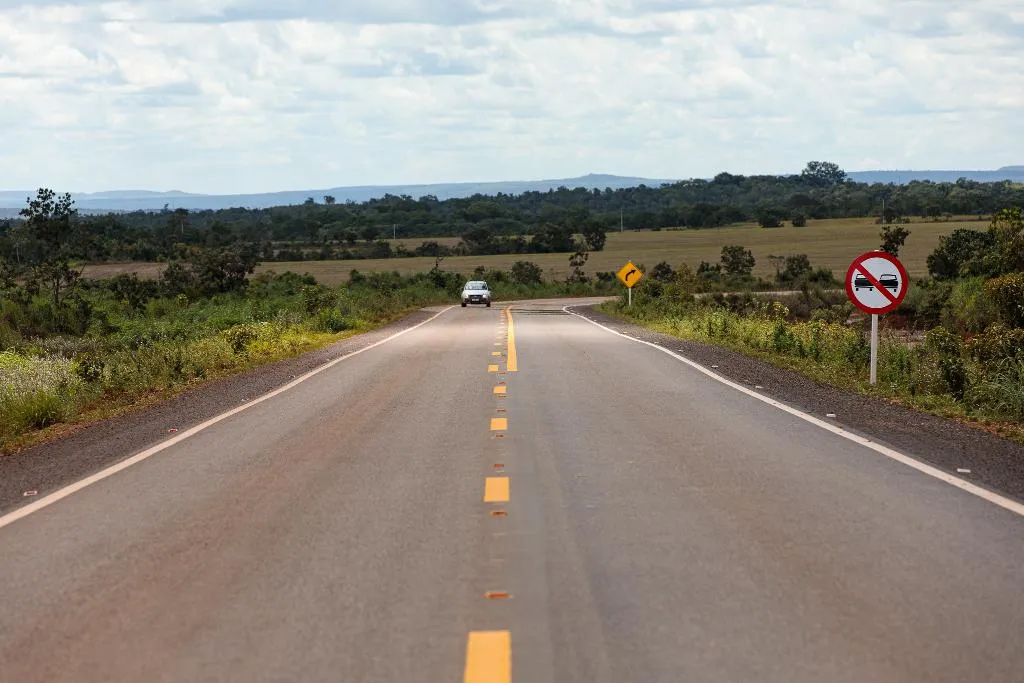 Bombeiros verificam situação de mulher caída na BR-163 após alerta