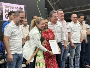 Governo entrega títulos definitivos e garante segurança para moradores