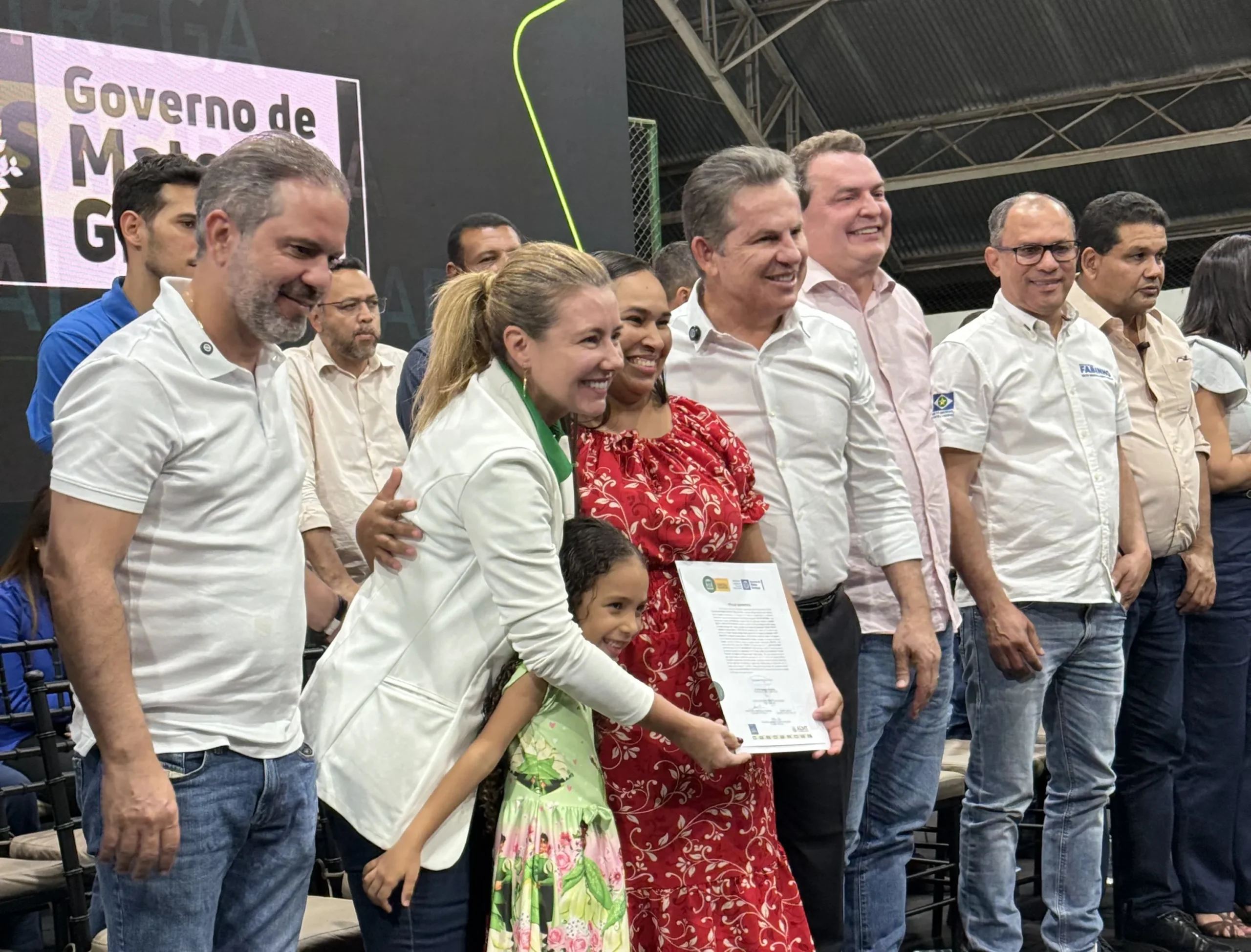 Governo entrega títulos definitivos e garante segurança para moradores