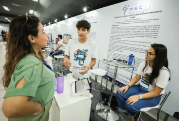 Alunos apresentam projetos durante a MECTI de 2024, em Cuiabá