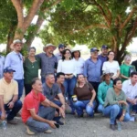 Secretária da Seaf, Andreia Fujioka e representantes dos municípios vizinhos de Carlinda
