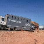 Caminhão da Polícia Militar foi prensado entre carretas após frenagem brusca; soldado ficou preso nas ferragens e foi socorrido por populares