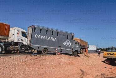 Caminhão da Polícia Militar foi prensado entre carretas após frenagem brusca; soldado ficou preso nas ferragens e foi socorrido por populares