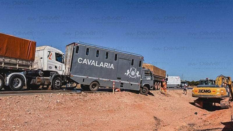 Caminhão da Polícia Militar foi prensado entre carretas após frenagem brusca; soldado ficou preso nas ferragens e foi socorrido por populares