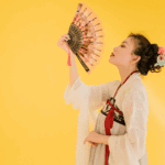 Mulher com leque na mão