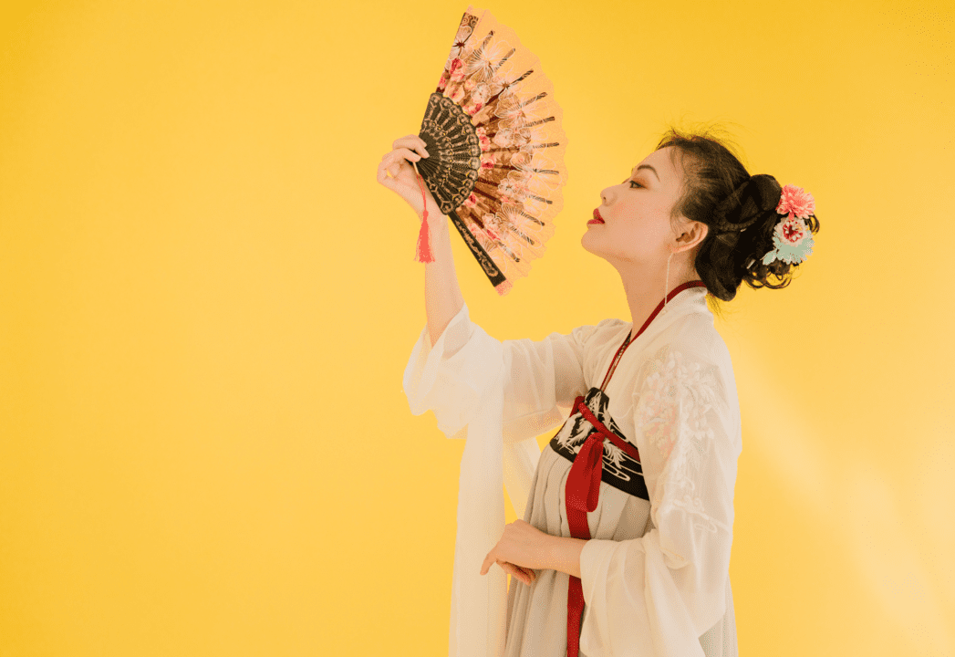 Mulher com leque na mão