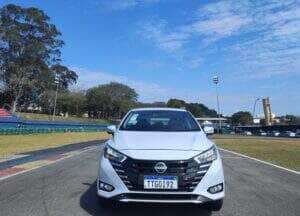 Nissan Versa 2026 mostra eficiência no dia a dia