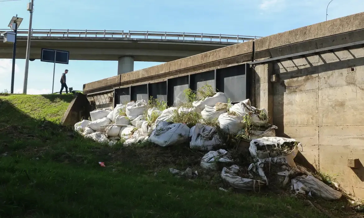 Nível do Guaíba recua e comportas são reabertas em Porto Alegre