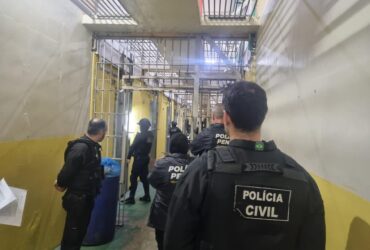 Mandados foram cumpridos em cinco cidades gaúchas; grupo atuava nacionalmente usando redes sociais para aplicar golpes com material íntimo falso