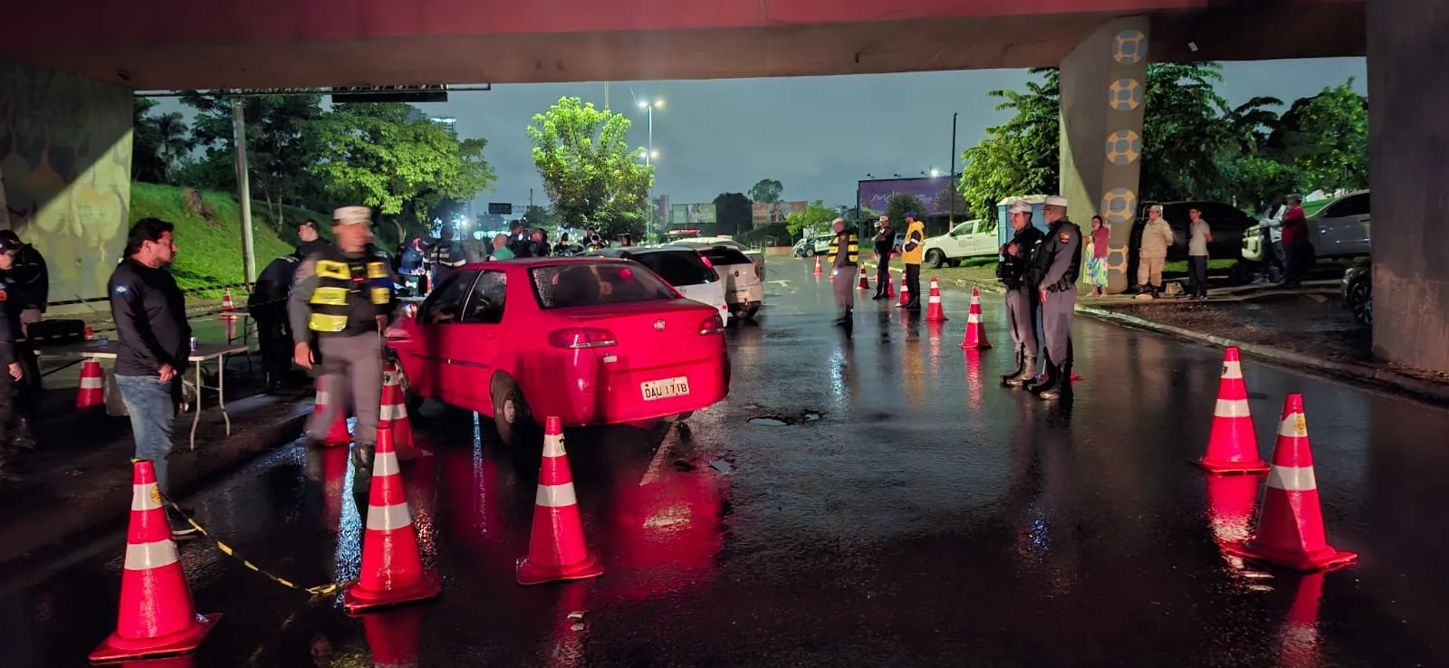 Espingarda é apreendida e 18 são presos durante blitz da Lei Seca em município de MT