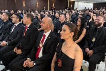 Após seis meses de formação na Acadepol, novos delegados, escrivães e investigadores irão fortalecer a atuação da Polícia Civil, especialmente no interior do Estado, com foco no enfrentamento às facções criminosas