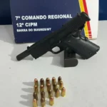 Pm prende suspeitos por ameaça e apreende arma de fogo em operação