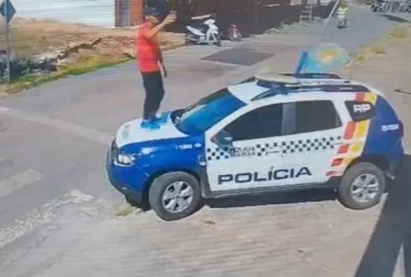 Homem com histórico criminal é preso após apologia em viatura da PM