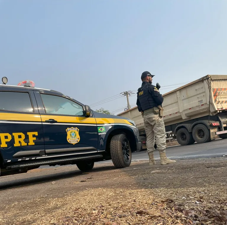 PRF intercepta veículo furtado durante fiscalização em Rondonópolis