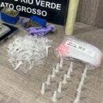 No endereço, alvo de várias denúncias, foram encontradas porções de entorpecentes e apetrechos relacionados ao tráfico