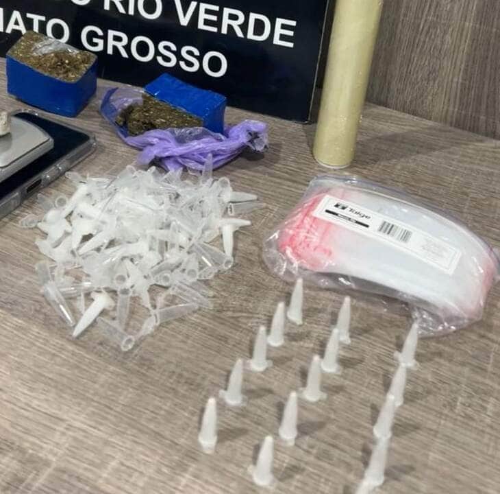 No endereço, alvo de várias denúncias, foram encontradas porções de entorpecentes e apetrechos relacionados ao tráfico