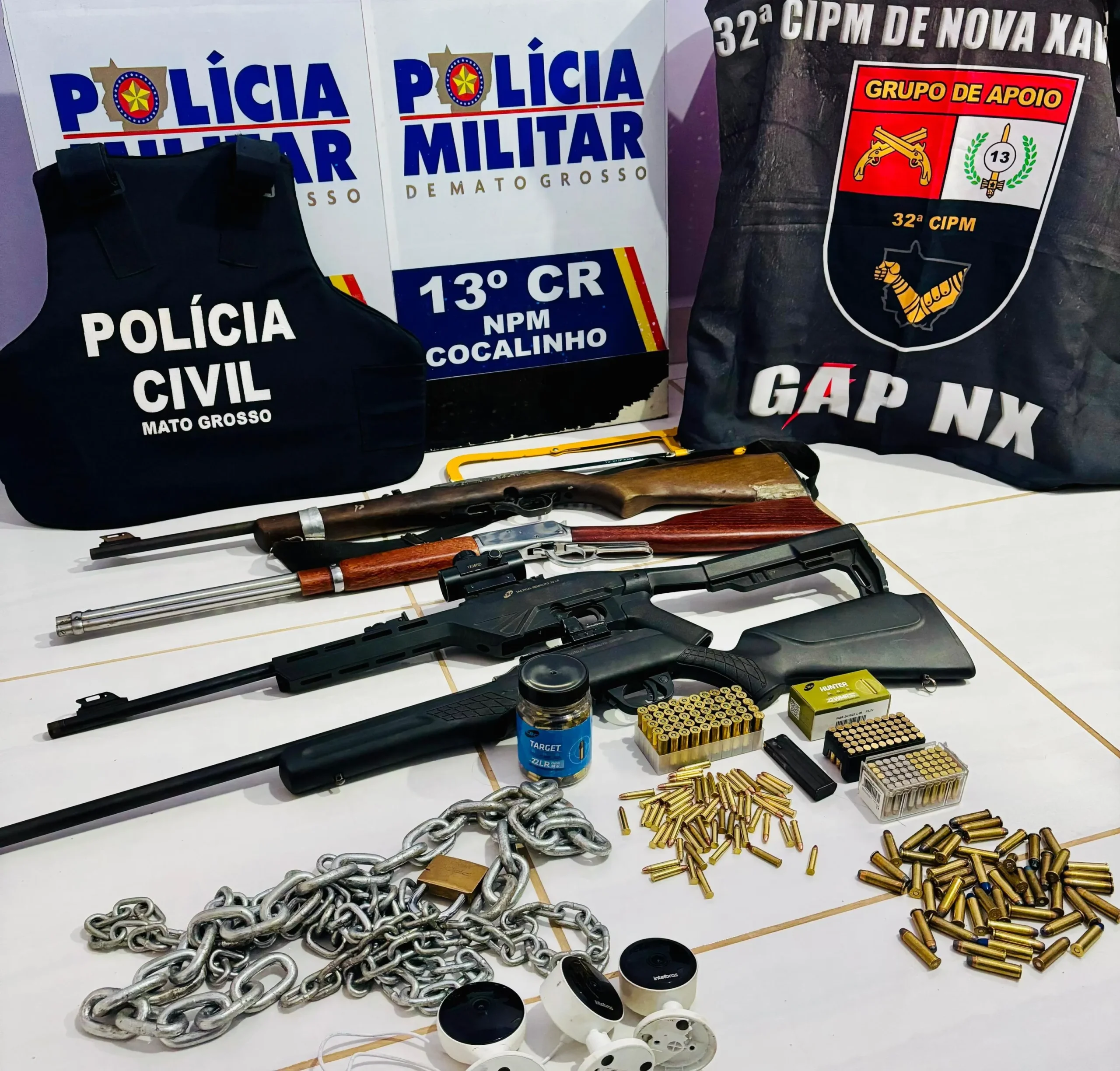 Armas e munições apreendidas em uma das ações