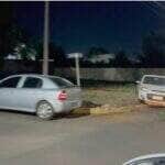 Colisão entre dois veículos no bairro Recanto dos Pássaros deixou motorista ferido e criança arremessada contra a porta; PM registrou a ocorrência