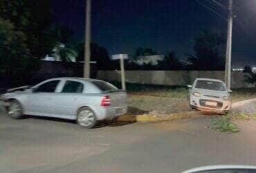 Colisão entre dois veículos no bairro Recanto dos Pássaros deixou motorista ferido e criança arremessada contra a porta; PM registrou a ocorrência