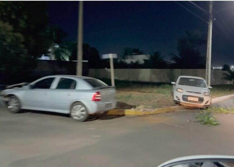 Colisão entre dois veículos no bairro Recanto dos Pássaros deixou motorista ferido e criança arremessada contra a porta; PM registrou a ocorrência