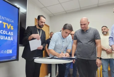 Seduc entrega Smart TVs para modernizar ensino em Cuiabá