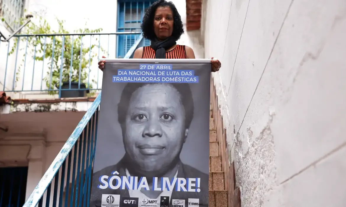 Trabalho doméstico ainda enfrenta sonegação de direitos após dez anos da lei