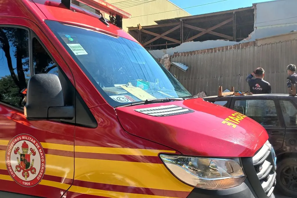 Trabalhador se fere durante reforma após fachada de supermercado desabar