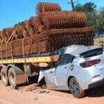 Acidente aconteceu no início da noite desta segunda-feira; caminhoneiro teve fratura exposta e vítima do automóvel ainda não foi oficialmente identificada