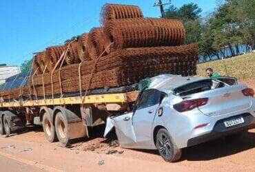 Acidente aconteceu no início da noite desta segunda-feira; caminhoneiro teve fratura exposta e vítima do automóvel ainda não foi oficialmente identificada