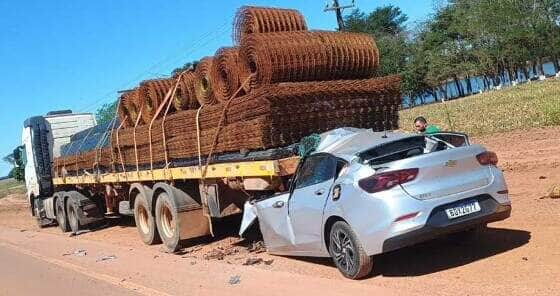 Acidente aconteceu no início da noite desta segunda-feira; caminhoneiro teve fratura exposta e vítima do automóvel ainda não foi oficialmente identificada
