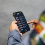 Além de rodar no Centro de Operações, as imagens das câmeras são acompanhadas em celulares pelos policiais que estão de serviço