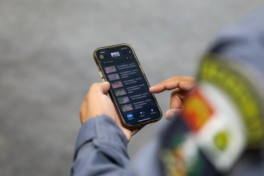 Além de rodar no Centro de Operações, as imagens das câmeras são acompanhadas em celulares pelos policiais que estão de serviço