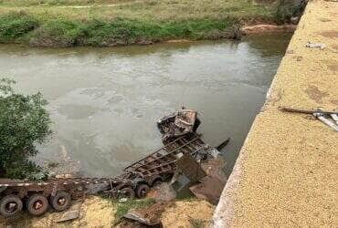 Acidente mobilizou equipes do Corpo de Bombeiros e do SAMU; buscas pelo condutor seguiram por horas nas águas do rio