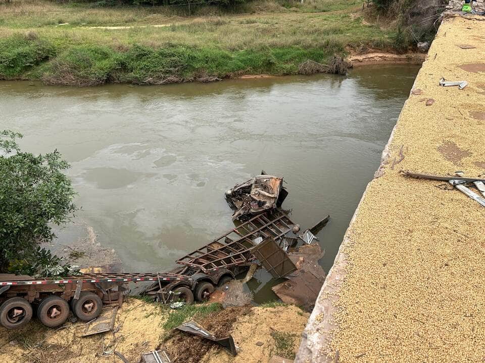 Acidente mobilizou equipes do Corpo de Bombeiros e do SAMU; buscas pelo condutor seguiram por horas nas águas do rio